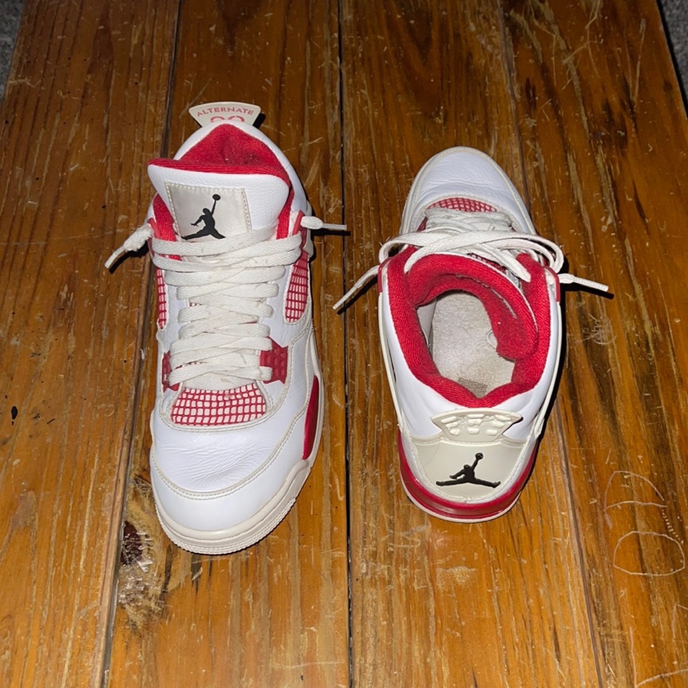 These shoes I got I barely wore and now they don’t fit me.